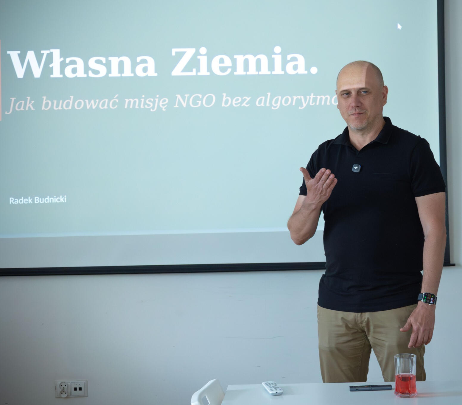 Radek Budnicki - warsztat Własna Ziemia Radek Budnicki prowadzi warsztat "Własna Ziemia" o tworzeniu treści bez mediów społecznościowych